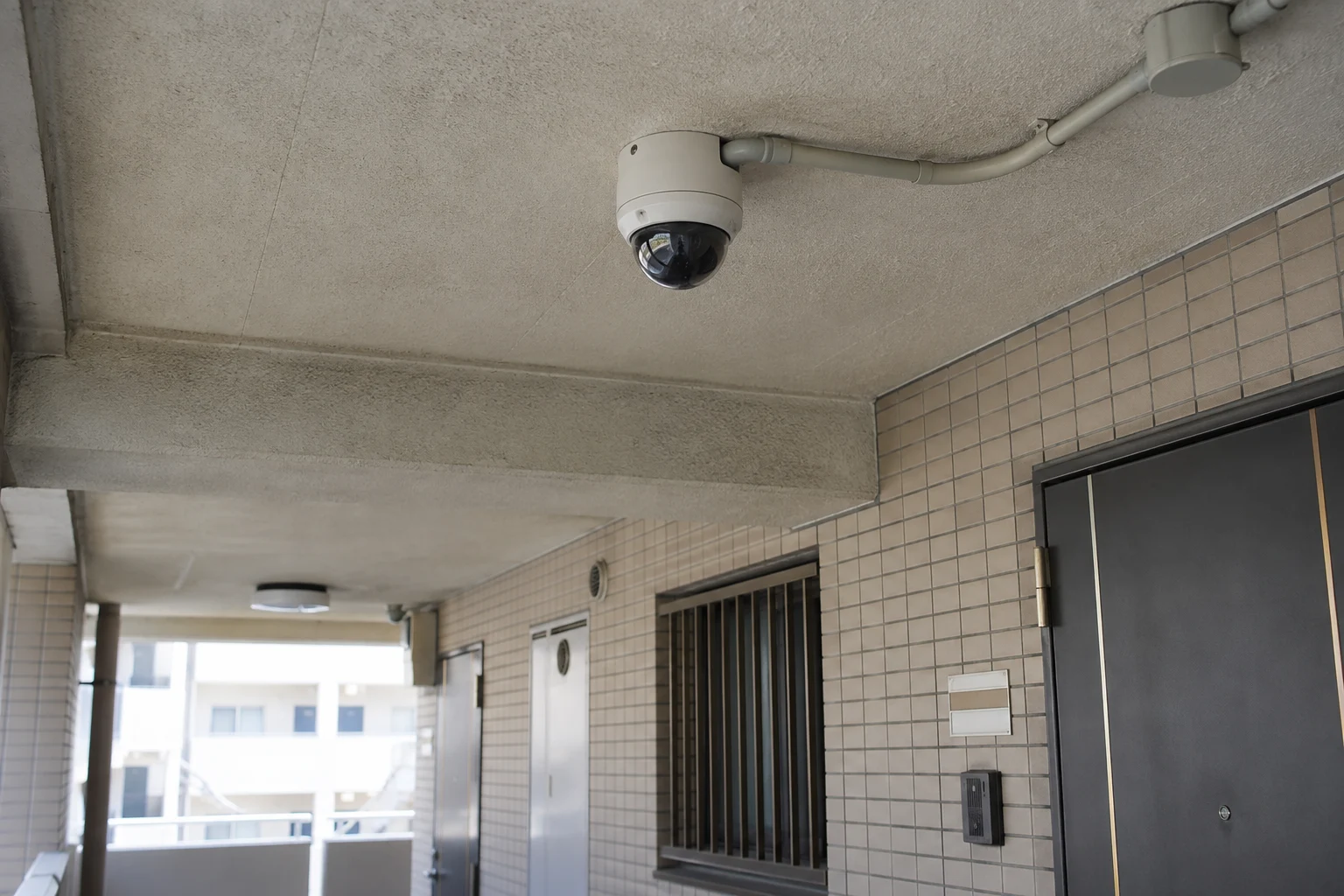 マンション・アパートの防犯設備イメージ（AI生成）